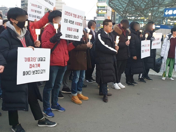 16일 서울역 광장에서 정부의 HTTPS 차단 정책을 반대하는 촛불 집회가 열렸다. 집회 참가자들이 자유발언을 하고 있다. /박소정 기자