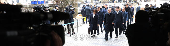 양승태 전 대법원장이 구속 전 피의자심문을 받기 위해 1월 23일 서울중앙지방법원에 들어서는 모습을 카메라기자들이 촬영하고 있다. / 김창길 기자