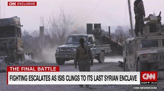 미군 주도 국제 동맹군이 2019년 2월 17일 이슬람국가(IS) 세력이 남아 있는 시리아 바구즈 지역에서 작전을 펼치고 있다. /CNN