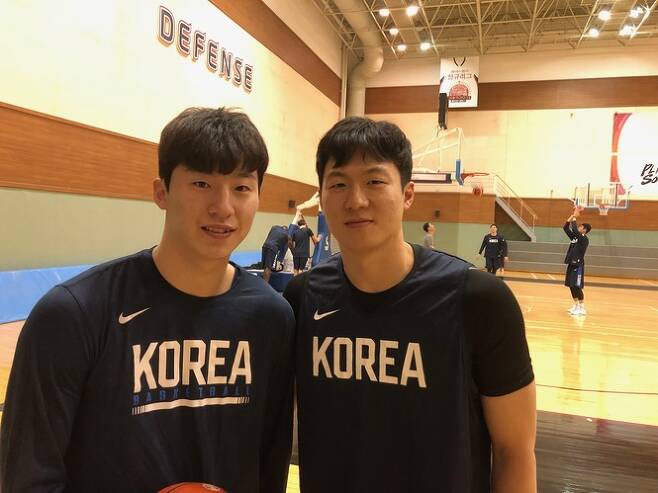 한국 남자농구대표팀의 동명이인 가드인 큰 이정현(오른쪽)과 작은 이정현.