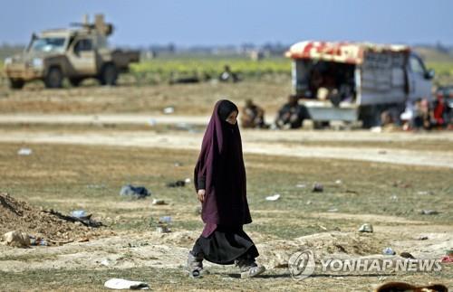 IS 최후의 저항지인 바구즈에서 탈출한 소녀 [AFP=연합뉴스]