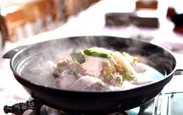 거진읍 한 식당의 명태찌개. 러시아산이지만 진하면서도 깔끔한 국물 맛이 일품이다.