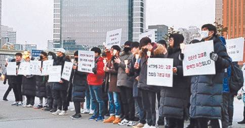 지난 16일 서울역 광장에서 시민들이 정부의 인터넷 검열을 규탄하는 ‘https 차단 정책 반대 시위’를 하고 있다. 이날 시위에는 남성 100여 명이 참석했다. [연합뉴스]