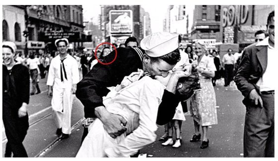 미국 시사잡지 '라이프'지에 실렸던 엘프리드 에이전스타트의 '수병과 간호사' 사진.붉은 새 원 안은 실제 조지 멘돈사의 연인으로 알려졌다. [AFP=연합뉴스]