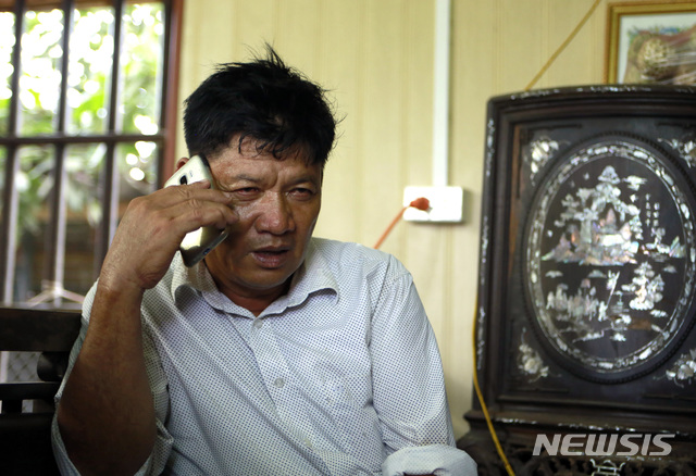 【응히아 빈=AP/뉴시스】김정은 북한 국방위원장의 이복형 김정남 암살용의자인 베트남인 도안 티 흐엉의 아버지 도안 반 탄이 16일 베트남 응히아 빈 자택에서 전화를 받고 있다. 도안 티 흐엉의 가족은 그의 무죄를 주장하고 있다. 이날 판사는 용의자들의 무죄주장을 받아들이지 않고, 최후변론을 위한 재판을 계속 받으라고 명령했다. 2018.08.16)