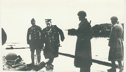 츠츠미 후사키 중장이 항복 담판을 위해 소련군 사령부에 도착하는 모습.