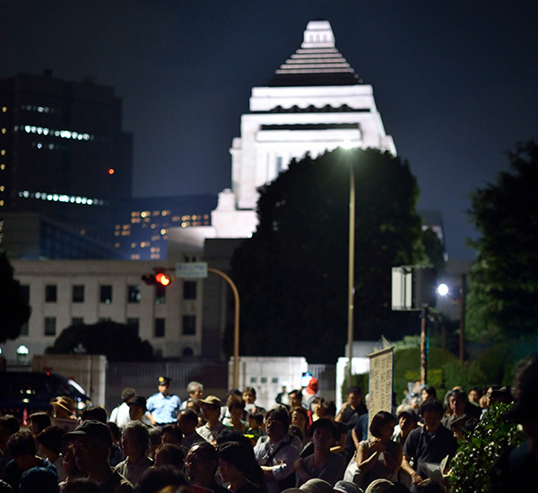 ⓒ시사IN 신선영 2015년 9월 집단적 자위권 행사를 가능하게 하는 법안이 통과되자 시민들이 일본 국회 앞에서 반대 집회를 열었다.