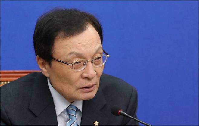 더불어민주당 이해찬 대표가 19일 국회 당대표회의실에서 열린 기자간담회에서 발언하고 있다. 연합뉴스