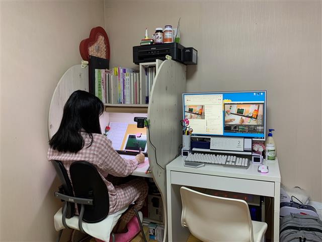 ‘공시생 안나’라는 이름의 유튜브 채널을 운영하는 윤수진씨가 생방송을 진행하며 공부를 하고 있다.  윤수진씨 제공