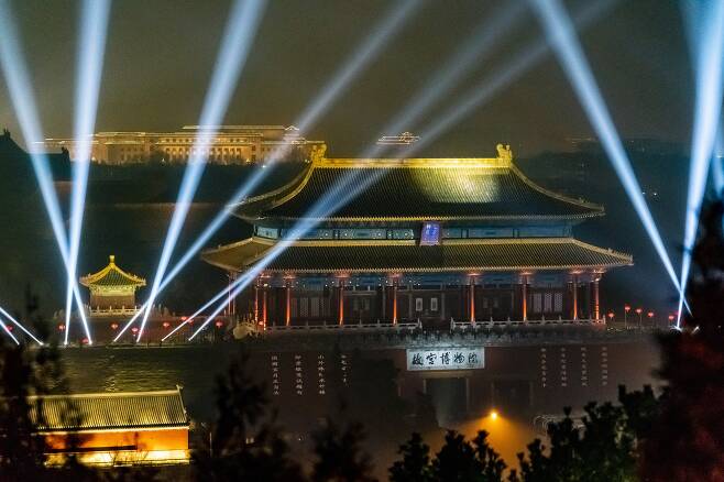 19일 저녁 화려한 조명이 중국 베이징의 관광 명소 자금성을 비추고 있다. [신화=연합뉴스]