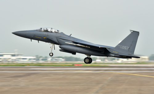 공군 F-15K 전투기가 훈련을 위해 활주로에서 이륙하고 있다. 공군 제공