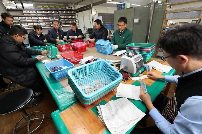 노동자자주관리기업 우진교통은 투명경영으로 첫해부터 흑자를 기록했다. 지난 14일 오전 우진교통의 경리직원과 현장 노동자들이 현금으로 받은 버스비를 정리하고 있다. 청주/강재훈 선임기자 khan@hani.co.kr