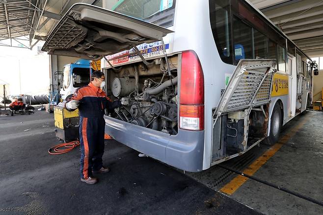 우진교통의 노동자들은 임금과 복지가 다른 회사에 비해 좋은데다가 65살까지 일할 수 있어 회사에 대한 만족도가 높다. 우진교통의 제2차고지에서 한 노동자가 차를 정비하고 있다. 청주/강재훈 선임기자 khan@hani.co.kr