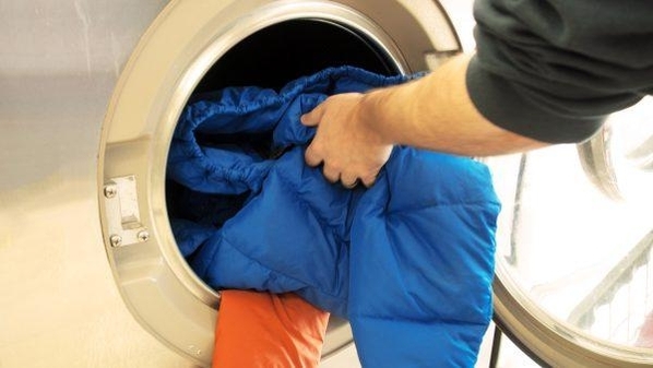 손빨래가 어려운 상황이라면 세탁기의 저속회전 모드로 세탁해도 좋다. 세탁 망에 넣어 세탁하면 옷의 모양이 변형되는 걸 막을 수 있다.