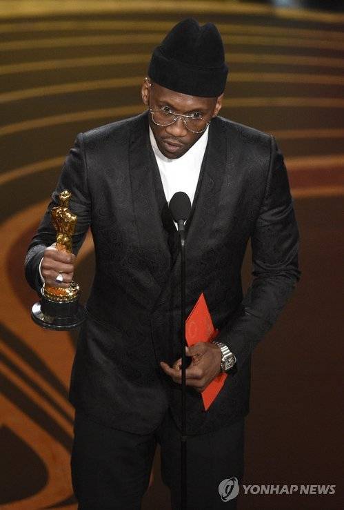 제91회 아카데미 시상식서 남우조연상 받은 마허셜라 알리 (로스앤젤레스 AP=연합뉴스) 흑인 무슬림 배우 마허셜라 알리가 24일(현지시간) 미국 캘리포니아주 로스앤젤레스 돌비극장에서 열린 제91회 아카데미 시상식에서 영화 '그린 북'으로 남우조연상을 받고 있다. jelee@yna.co.kr