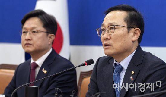 홍영표 더불어민주당 원내대표가 26일 국회에서 검찰총장실을 점거하고 있는 자유한국당과 관련해 긴급 기자회견을 갖고 있다. 홍 원내대표는 나경원 자유한국당 원내대표가 언급한 '환경부 블랙리스트 사건 주임검사가 통제되지 않는다'는 조국 수석의 발언은 가짜뉴스라고 말했다./윤동주 기자 doso7@