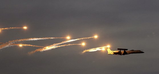 I지난 16일(현지시간) 인도 공군이 '바유 샤크티 2019'라 불리는 공군 훈련을 파키스탄 국경과 가까운 곳에서 진행했다. 사진은 공중조기경보기(AWACS)가 미사일을 회피하기 위해 플레어를 뿌리는 훈련을 하고 있는 장면. [AP=연합]