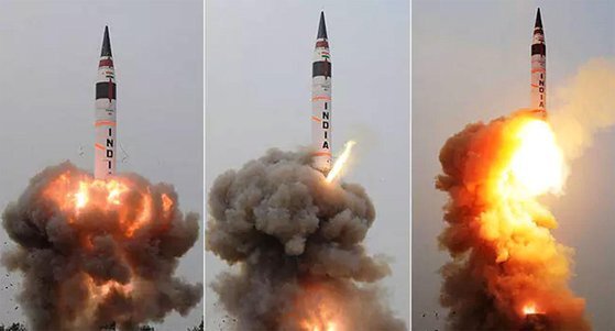 인도의 대륙간탄도미사일(ICBM)급 장거리 미사일인 아그니-5. 지난해 6월 3일(현지시간) 첫 시험발사에 성공했다. [사진 NDTV]