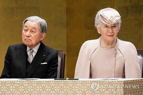 지난 24일 도쿄 국립극장에서 열린 재위 30주년 기념식에 참석한 아키히토 일왕과 미치코 왕비 [로이터=연합뉴스]