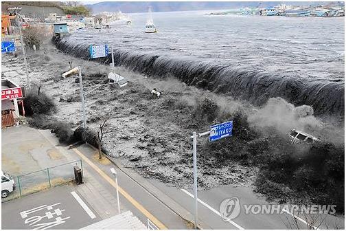 2011년 3월 동일본대지진 당시 발생한 쓰나미가 해안을 덮치고 있다. 연합뉴스 자료사진