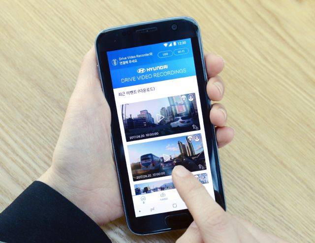 스마트폰과 연동되는 현대기아차 내장형 블랙박스 시스템 (사진=현대기아차)