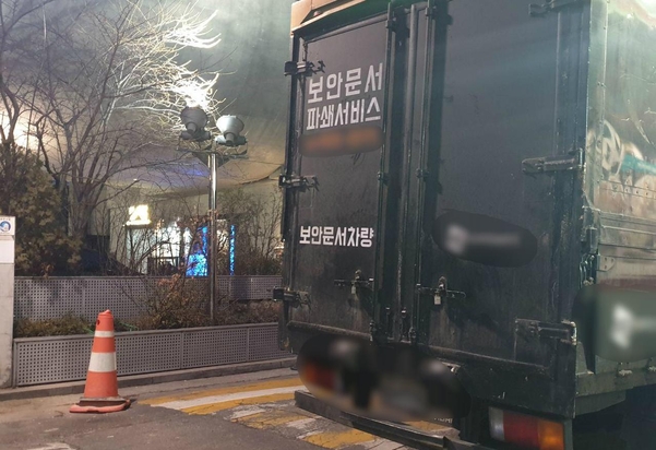 28일 새벽 6시 35분 쯤 기록물 파쇄 서비스업체 호송차량 2대가 서울 마포구 합정동 YG 사옥 앞에 도착했다. /박소정 기자