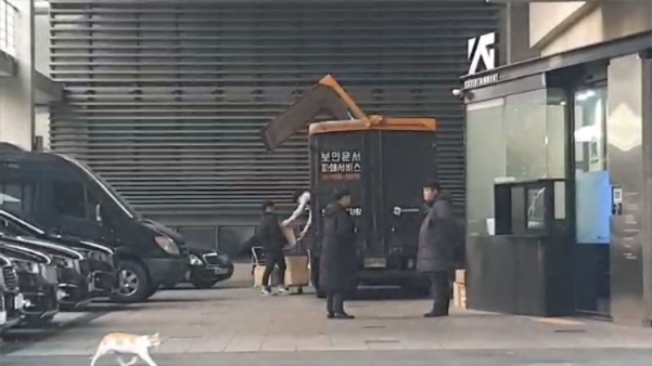 28일 오전 6시 57분 쯤 기록물 파쇄 서비스 업체의 2t 짜리 호송 차량이 서울 마포구 합정동 YG 사옥에 들어가 직원들이 박스와 트렁크 등 수십개 물품을 싣고 있다. /박소정 기자
