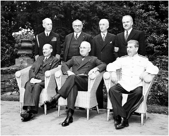 1945년 7월 제2차 세계 대전 종결 직전 연합국인 미국 영국 중국 수뇌부가 독일 포츠담에 모여 개최한 회담이다. 아랫줄 왼쪽부터 애틀리, 트루먼, 스탈린. 윗줄 왼쪽부터 레이히, 베빈, 번스, 몰로토프. 메디치미디어 제공.