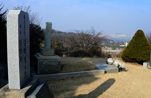 동작구 국립서울현충원 중 서울시가 한눈에 내려다보이는 명당에는 잘 정돈된 김백일의 묘가 있다.