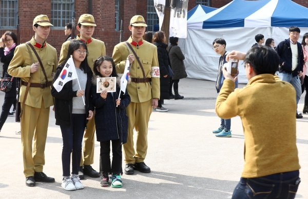 3.1절 100주년을 맞은 1일 오후 서울 서대문형무소를 찾은 시민들이 기념사진 촬영을 하며 즐거운 시간을 보내고 있다. ⓒ고성준 기자