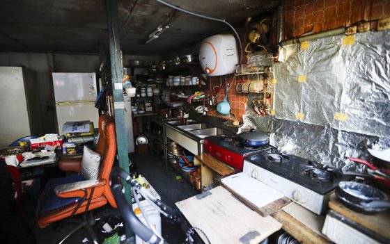 옐로하우스 종사자들은 골목 한 쪽에 있는 포장마차에서 야식을 시켜먹거나 속상한 마음을 털어놓았다. 20년 넘게 이곳에 거주한 포장마차 주인은 갈 곳이 없어 막막해 하다 2월 초쯤 떠났다. 김경록 기자