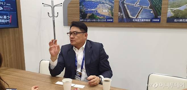 지난 2월27일 일본 도쿄 빅사이트에서 열린 '월드 스마트에너지 위크' LS산전 부스에서 구자균 회장이 인터뷰 질문에 답변하고 있다. /사진=LS산전 제공