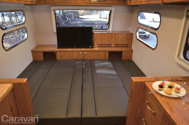 전면부 소파를 침대로 변환한 모습