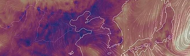 검붉게 덮쳐오는 '미세먼지 지옥' - 세계 기상 정보를 수집해 시각화한 비주얼 맵 '어스널스쿨'에서 확인한 4일 오후 9시 기준 한반도와 그 주변 초미세 먼지 상황. 중국과 우리나라 전체를 초미세 먼지(검붉은 색)가 뒤덮고 있다. 이날 서울의 초미세 먼지 농도가 최고 164㎍/㎥까지 치솟았고, 5일에도 초미세 먼지 농도가 높을 것으로 예보됐다. /어스널스쿨