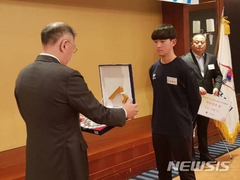 【예천=뉴시스】김진호 기자 = 김제덕 선수가 6일 서울그랜드인터콘티넨탈호텔에서 열린 '2019 대한양궁협회 정기대의원총회'에서 '우수 선수상'을 수상하고 있다. 2019.03.06 (사진=예천군 제공) photo@newsis.com