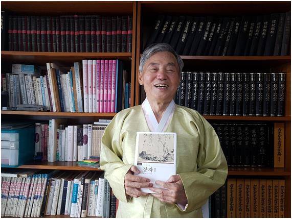 장자를 50년 넘게 연구해온 이강수 전 연세대 철학과 교수는 장자의 태연자약(泰然自若)한 삶에 매료됐다고 말했다. 인간 본연의 순수성 회복을 강조한 장자처럼 살고 싶다는 그의 미소가 아기처럼 환하다. 강윤주 기자