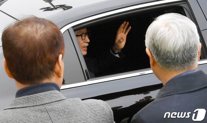 이명박 전 대통령이 지난 6일 서울 송파구 동부구치소를 빠져나가며 지지자들과 인사를 하고 있다. 2019.3.6/뉴스1 © News1 오장환 기자
