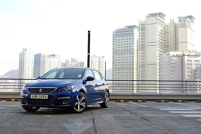 새로운 블루HDi 디젤 엔진을 탑재한 푸조 308GT라인과 함께 자유로 주행에 나섰다.