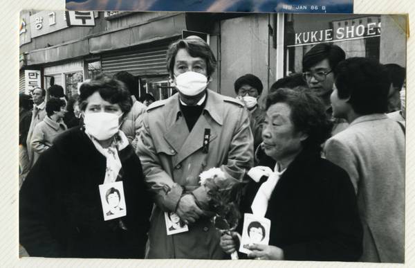 1987년 2월 군부 정권의 고문으로 숨진 서울대생 박종철군 추모와 규탄 시위에 참가한 문동환 목사가 부인 문혜림(왼쪽), 형수인 문익환 목사 부인 박용길(오른쪽)씨와 함께 종로 거리에서 입마개를 쓴 채 최루가스를 견디고 있다. <한겨레> 자료사진