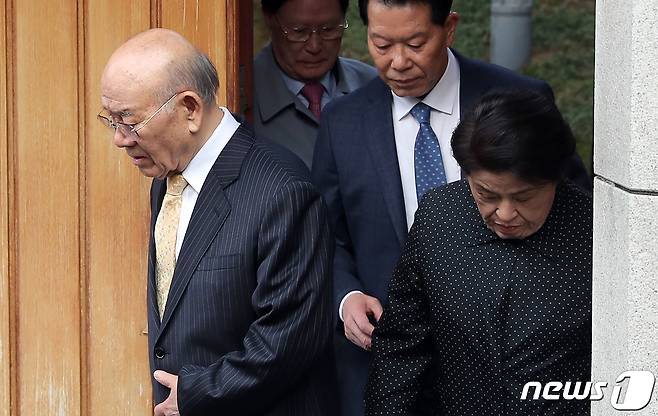 사자명예훼손 혐의를 받고 있는 전두환 전 대통령이 11일 오전 광주지법에서 열릴 재판에 참석하기 위해 서울 서대문구 연희동 자택을 나서고 있다.2019.3.11/뉴스1 © News1 구윤성 기자