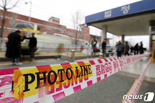 고(故) 조비오 신부 사자명예훼손 혐의를 받고 있는 전두환씨의 '광주 재판'이 하루 앞으로 다가온 10일 오후 광주법원 법정 앞에 적막감이 흐르고 있다. 전씨는 지난 2017년 4월 펴낸 회고록에서 5·18 피해자인 조 신부의 헬기 사격 목격 증언이 거짓이라고 주장하며, 조 신부를 거짓말쟁이라고 비난하고 명예를 훼손한 혐의로 기소돼 오는 11일 5·18 피고인 신분으로 23년 만에 다시 법정에 선다. 2019.3.10/뉴스1 © News1 황희규 기자