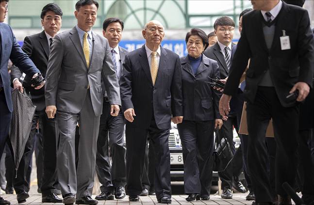 5.18 광주민주화운동과 관련해 사자명예훼손 혐의로 기소된 전두환 전 대통령이 11일 광주광역시 동구 광주지방법원에서 재판에 출석하고 있다. ⓒ데일리안