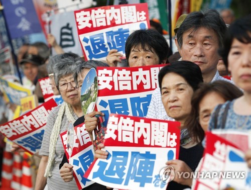 작년 7월 열린 일본 도쿄 국회 앞에서 아베 내각의 퇴진을 요구하는 집회 [교도=연합뉴스 자료사진]