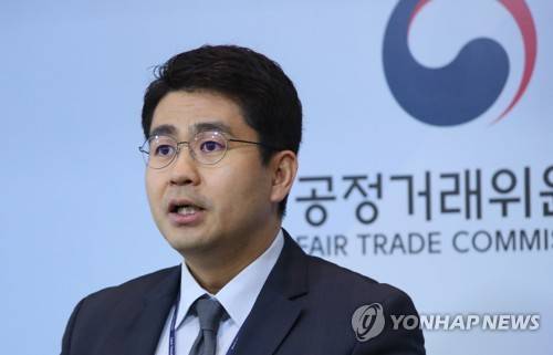 공정위, 상조 피해자 보호 '내상조 그대로' 추진 (세종=연합뉴스) 진성철 기자 = 홍정석 공정위 할부거래과장이 12일 세종시 정부세종청사 공정거래위원회에서 각 상조공제조합에서 운영 중인 대체서비스를 '내상조 그대로' 서비스로 통합해 소비자 피해를 막는 방안에 대해 발표하고 있다. 2019.3.12 zjin@yna.co.kr