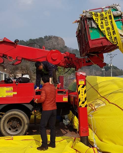 47일 만에 크레인서 땅으로 (김해=연합뉴스) 정학구 기자 = 선친의 땅을 마을 사람에게 사기로 빼앗겼다고 주장하는 50대가 김해 봉하마을에서 고공농성을 한 지 47일 만에 땅을 밟았다. 부산에 사는 권모(59) 씨는 12일 오후 또 다른 크레인을 타고 공중에서 만난 김해서부경찰서 신용화 정보과장과 김태현 정보주임 등의 최종 설득을 받고 자신의 크레인에서 내려왔다. 2019.3.12