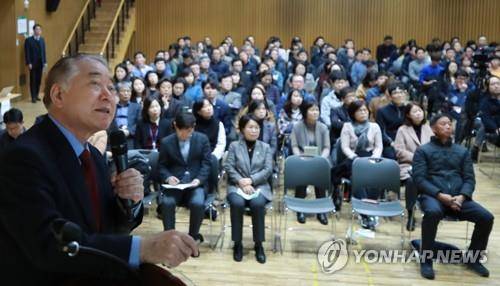 문정인 특보, 서울시 공무원 특강 (서울=연합뉴스) 홍해인 기자 = 문정인 대통령 통일외교안보특보가 13일 오후 서울 태평로 서울시청 다목적홀에서 서울시 공무원들을 상대로 열린 2019년 제1회 명사초청 공직자 평화통일교육에 참석해 '하노이 북미정상회담 이후 한반도 정세'를 주제로 특강을 하고 있다. 2019.3.13 hihong@yna.co.kr (끝)