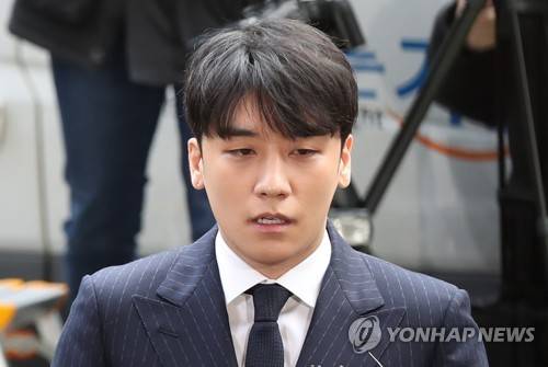 피의자로 경찰 출석하는 승리 (서울=연합뉴스) 임헌정 기자 = 성접대 의혹이 불거진 빅뱅 멤버 승리(본명 이승현)가 피의자 신분으로 조사를 받기 위해 14일 오후 서울지방경찰청으로 출석하고 있다. kane@yna.co.kr