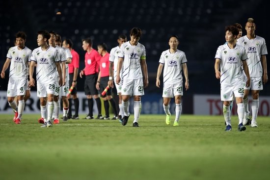 전북은 13일 열린 2019 AFC 챔피언스리그 부리람과 경기에서 0-1로 패했다. 패배 후 아쉬워 하는 전북 선수단. K League 제공