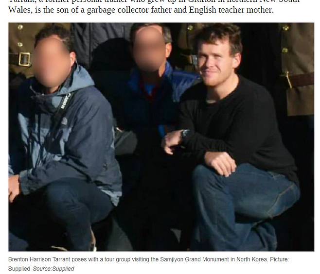 15일 뉴질랜드 이슬람사원에서 총격 테러를 벌인 브렌턴 태런트(맨 오른쪽)이 북한 여행중 단체 여행객들과 찍은 사진. 시기는 불분명하다. 호주 ABC방송 홈페이지 화면 갈무리