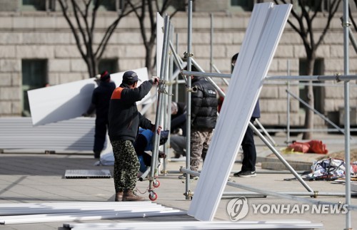 2019년 3월 13일 서울시청 앞 광장에서 용역 근로자 및 기간제 근로자들이 일하고 있다. [연합뉴스 자료사진]
